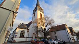 Die katholische Pfarrkirche St. Peter in Herrnsheim ist eine eindrucksvolle Dorfkirche inmitten des historischen Ortskerns. Im Laufe der Jahrhunderte erfuhr die Pfarrkirche zaahlreiche UMbauten und vereint unterschiedliche Kunstepochen. Die ältesten erhaltenen Teile der Kirche sind romanisch und stammen aus dem ersten Viertel des 13. Jahrhunderts, während zuletzt 1903/04 eine umfangreiche Erweiterung der Kriche nach Osten im neugotischen Stil durchgeführt wurde.