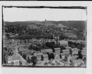 Historisches Luftbild von Waldalgesheim, 1931, mit der alten Kirche. Im Hintergrund auf dem Hügel die Grube Amalienhöhe/Dr. Geier.
