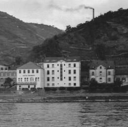 Etwa zeitgleich aufgenommenes Foto der Rückansicht des Gebäudes. Man beachte den Hoheitsadler am Giebel