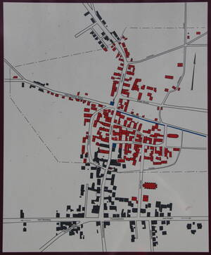 Karte der Bergschäden in Waldalgesheim auf einer Infotafel mit der Bebauung von 1908.. Die Rot markierten Häuser mussten aufgrund von Bergschäden aufgegeben werden. Die schwarz markierten Häuser sind die verbliebenen Häuser.