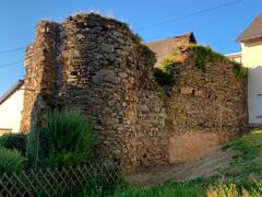 Vom Nordturm ausgehende Burgmauer