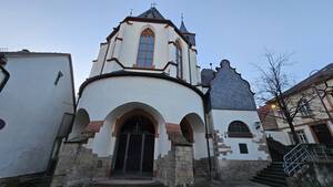 Die katholische Pfarrkirche St. Peter in Herrnsheim ist eine eindrucksvolle Dorfkirche inmitten des historischen Ortskerns. Im Laufe der Jahrhunderte erfuhr die Pfarrkirche zaahlreiche UMbauten und vereint unterschiedliche Kunstepochen. Die ältesten erhaltenen Teile der Kirche sind romanisch und stammen aus dem ersten Viertel des 13. Jahrhunderts, während zuletzt 1903/04 eine umfangreiche Erweiterung der Kriche nach Osten im neugotischen Stil durchgeführt wurde.