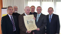 Landrat Claus Schick, Prior Pater Aurelian Feser, Dr. Werner Lauter, VG-Bürgermeister Dieter Linck, Adam J. Schmitt und Bürgermeister Reinhard Dickescheid bei der Verleihung des Heimat-Literaturpreises.