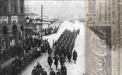 © Fotocollage: Marsch der 3. Armee der US-Streitkräfte vor dem Hotel Kaiserhof (Löhrstraße) in Koblenz, ca. 1921./Coco Cola Anzeige in Deutschland aus dem Jahr 1921, erschienen in Adams‘ Review oft he American Forces in Germany © Stadtarchiv Koblenz/Richard Schneck