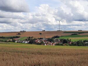 Blick von Norden auf Gauersheim, im Hintergrund der Hungerberg