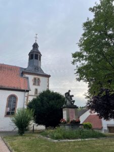 Protestantische Kirche und Kriegerdenkmal